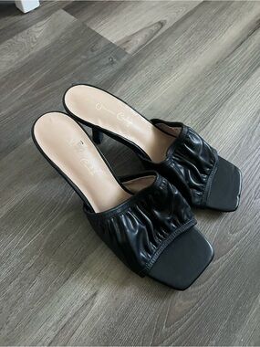 Jessica Carlyle Black Ruched Mule Heels
